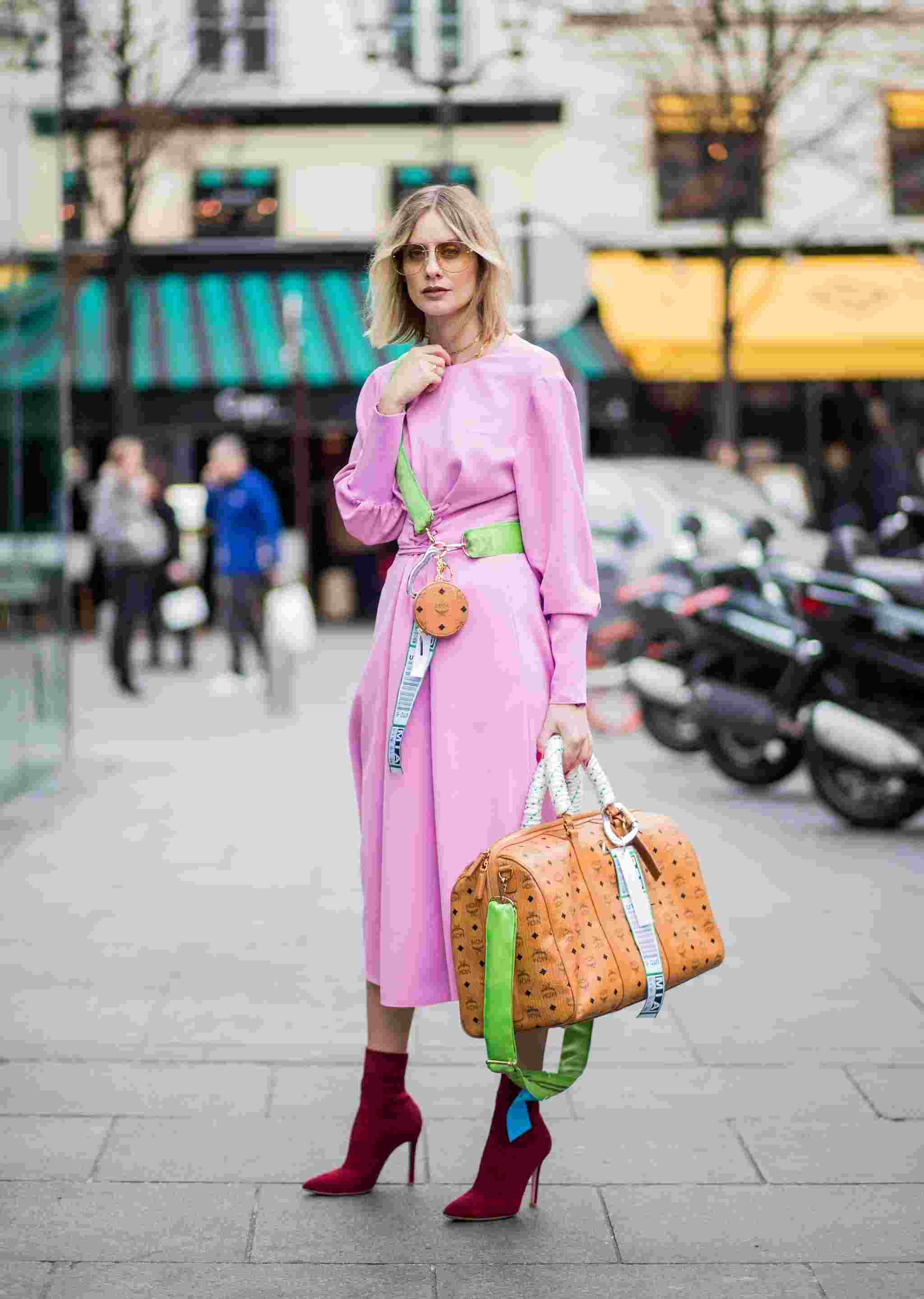 Neon Trend Kleid rosa Wildleder Stiefeletten Weinrot Handtasche Reisetasche