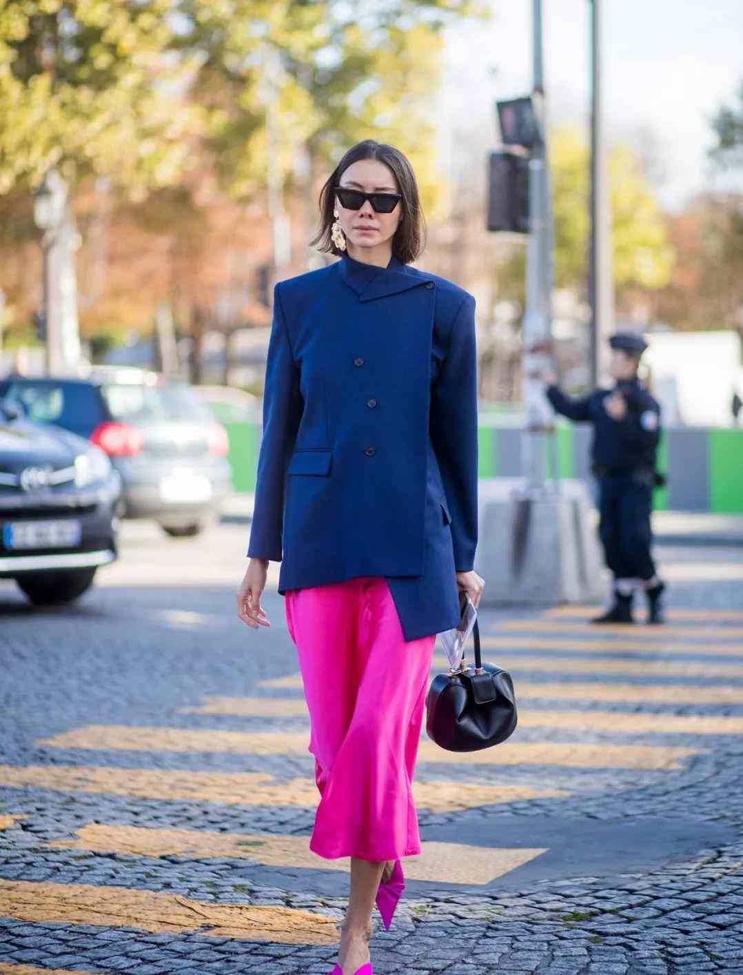 Neon Farben Modetrend Culotte Hose blauer Blazer Outfit Frauen Sommer