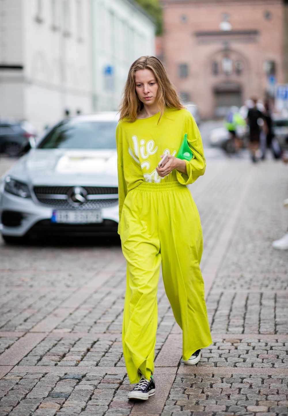 Neon Farben Modetrends Sommer weite Hose Shirt Neongelb Converse Sneakers