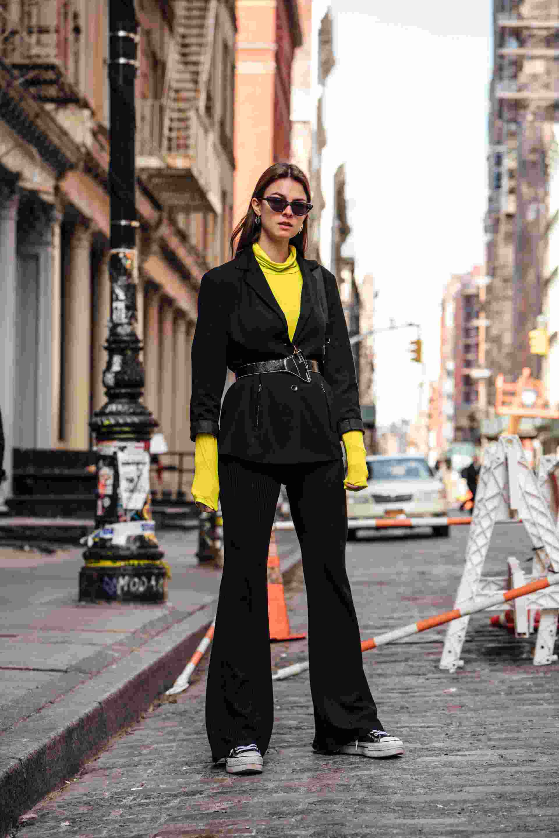 Neon Farben Schwarzer Anzug Frauen Modetrends Neongelb Retro Sonnenbrille