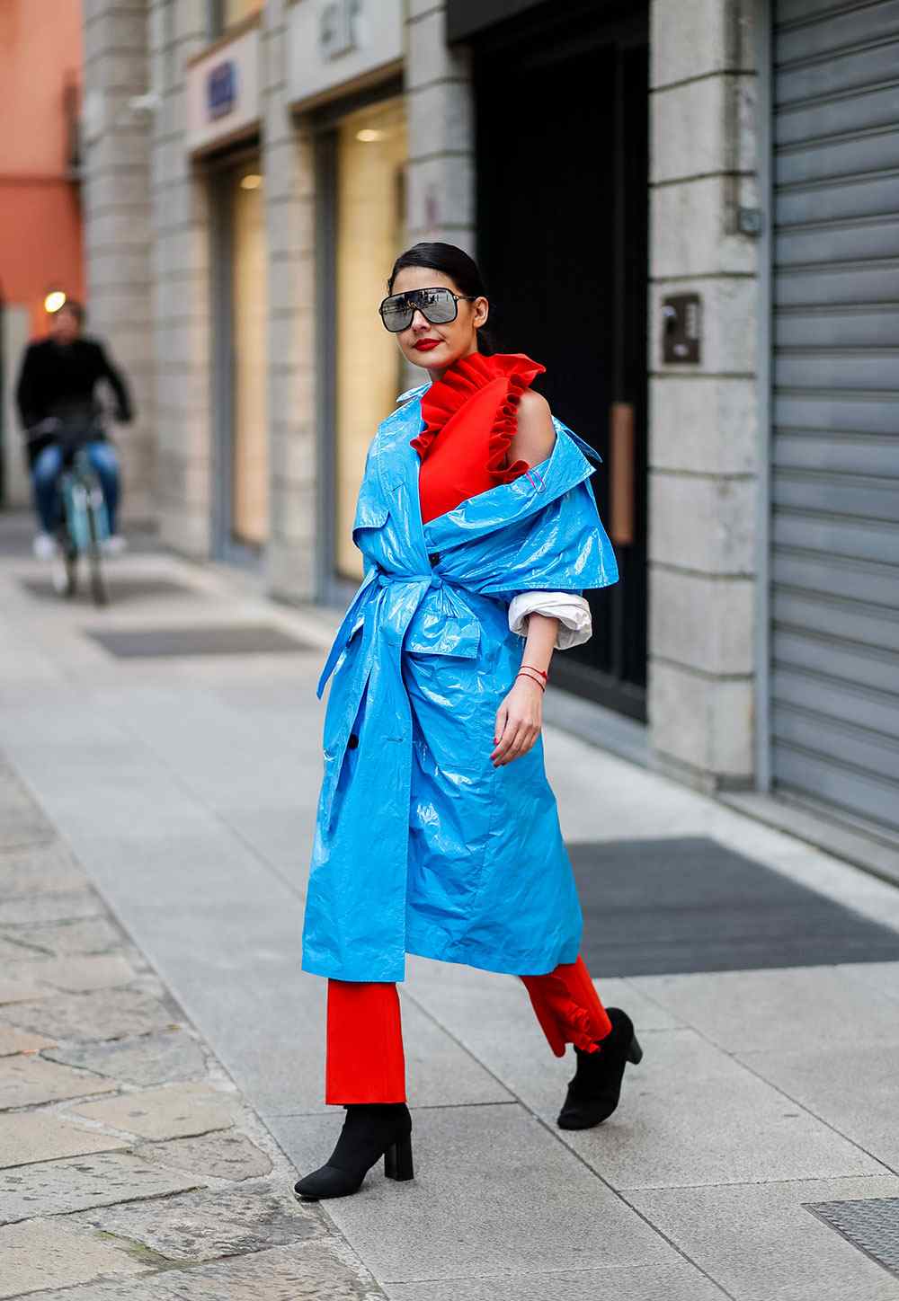 Neon Farben Trenchcoat Overall rot Sonnenbrille Sommer Outfit Ideen