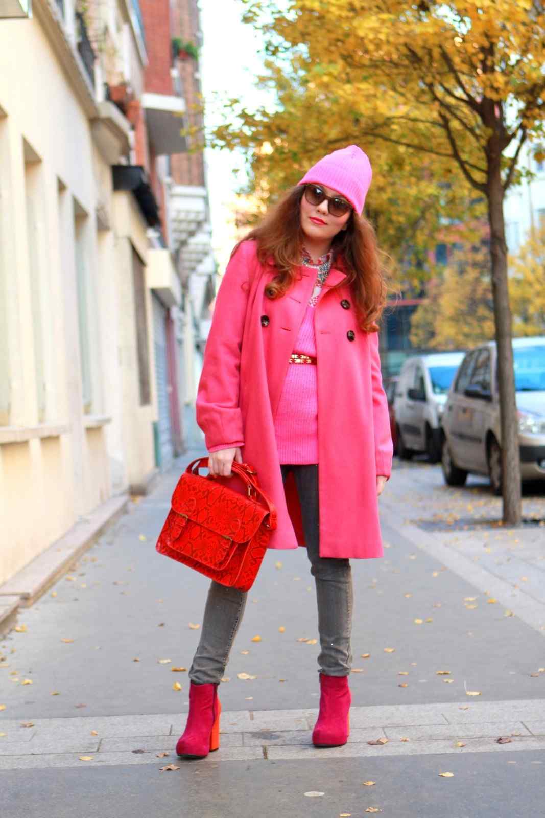 Neon Farben Winter Outfit Wollmantel Handtasche Schlangenmuster Rot