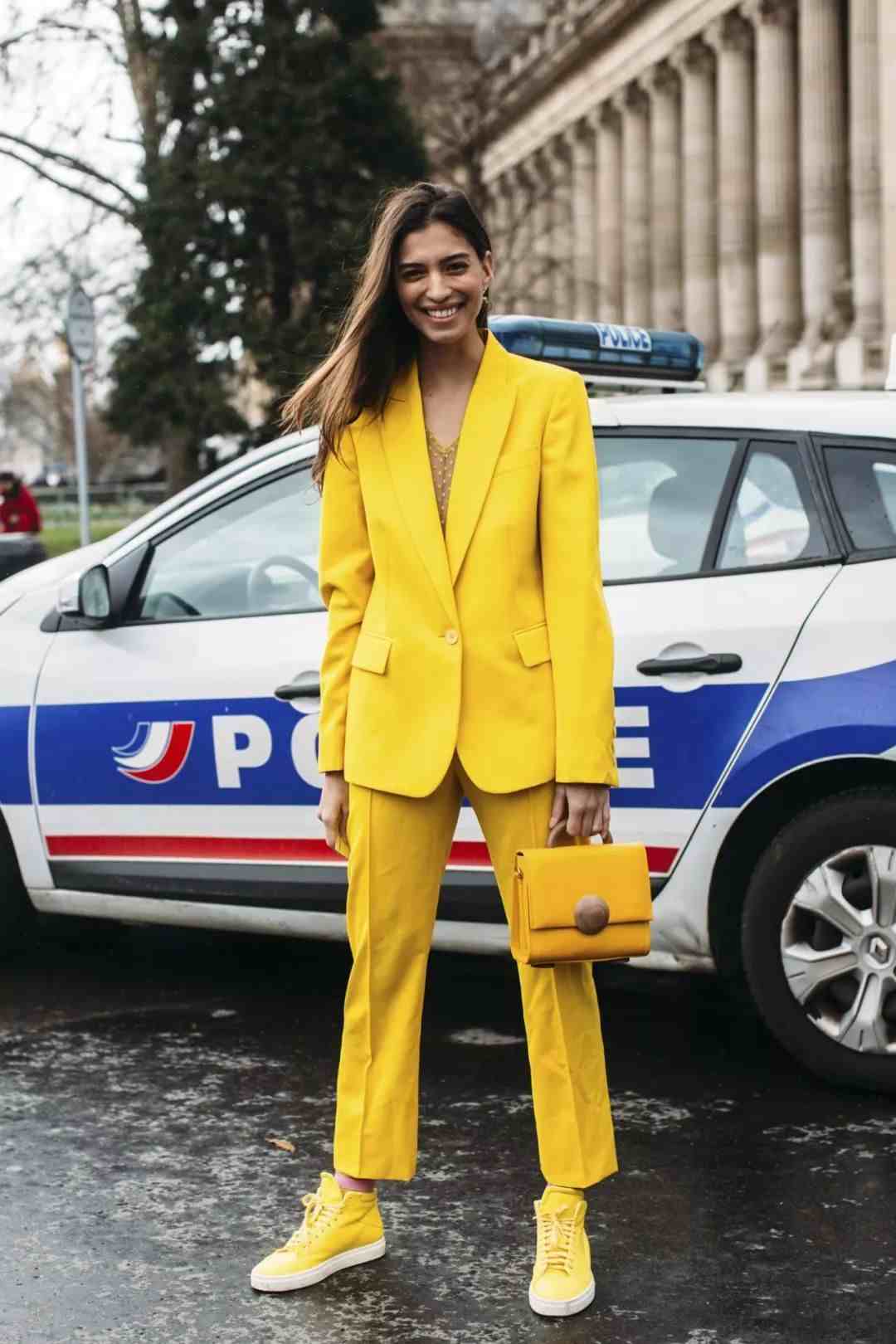 Neonfarben Trend Anzug gelbe Schuhe Neongelbd Handtasche Modetrends Sommer