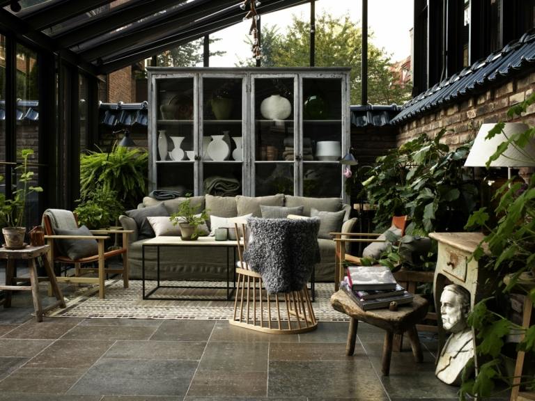 Nordische Gestaltung und Einrichtung für eine überdachte Terrasse im Wintergarten-Stil
