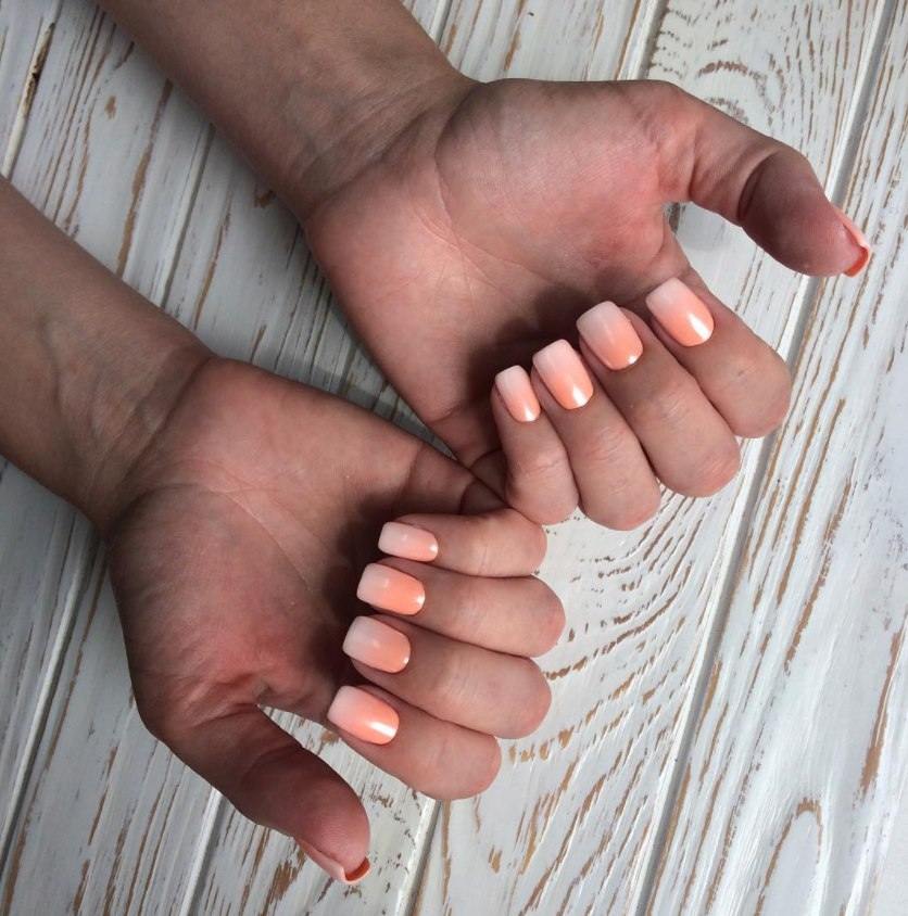 Ombre Nägel in Apricot und Weiß Sommer Squoval Nagelform