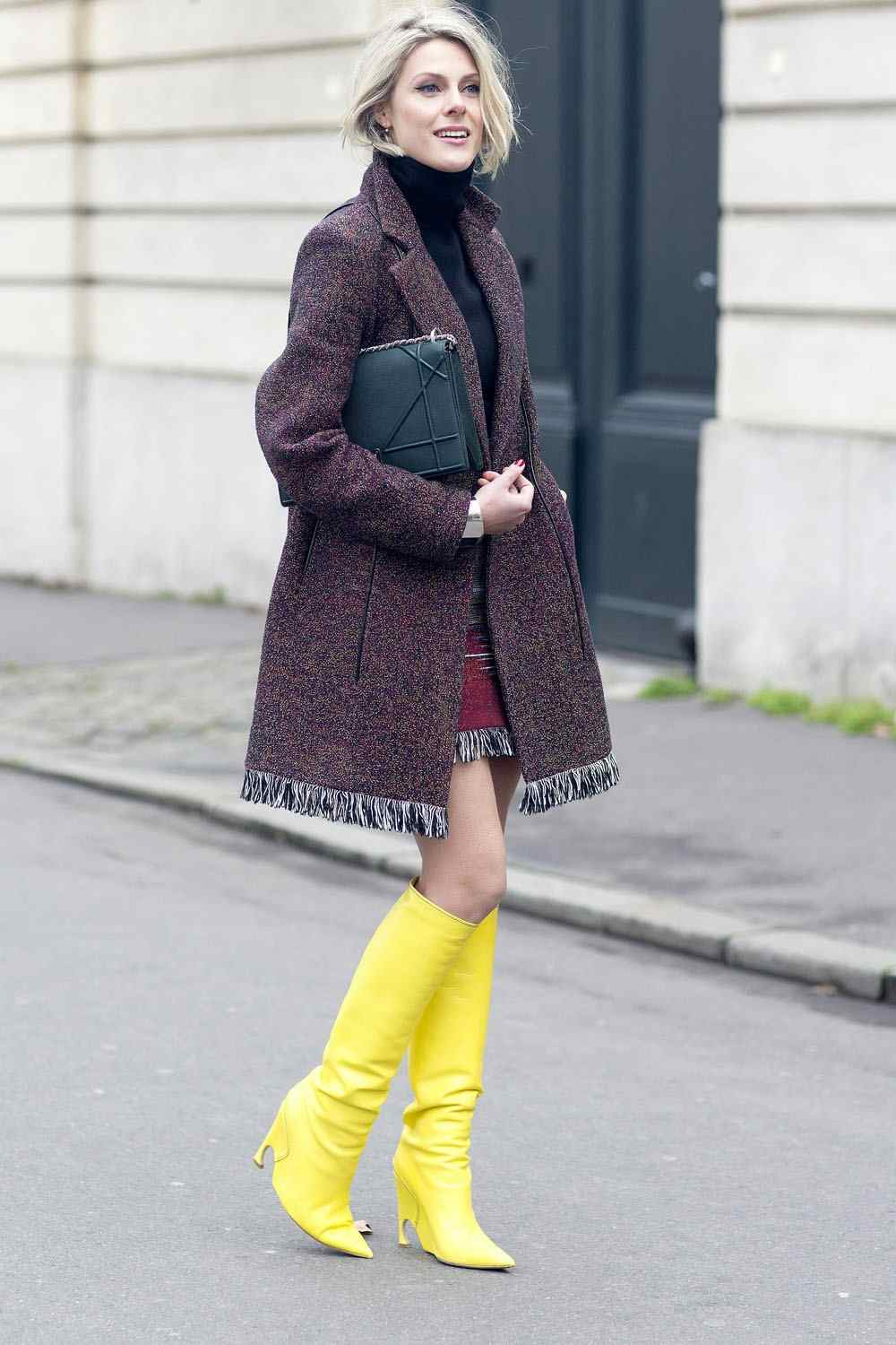 Outfit Idee für frischere Tage mit hohen gelben Stiefeln und einem Mantel
