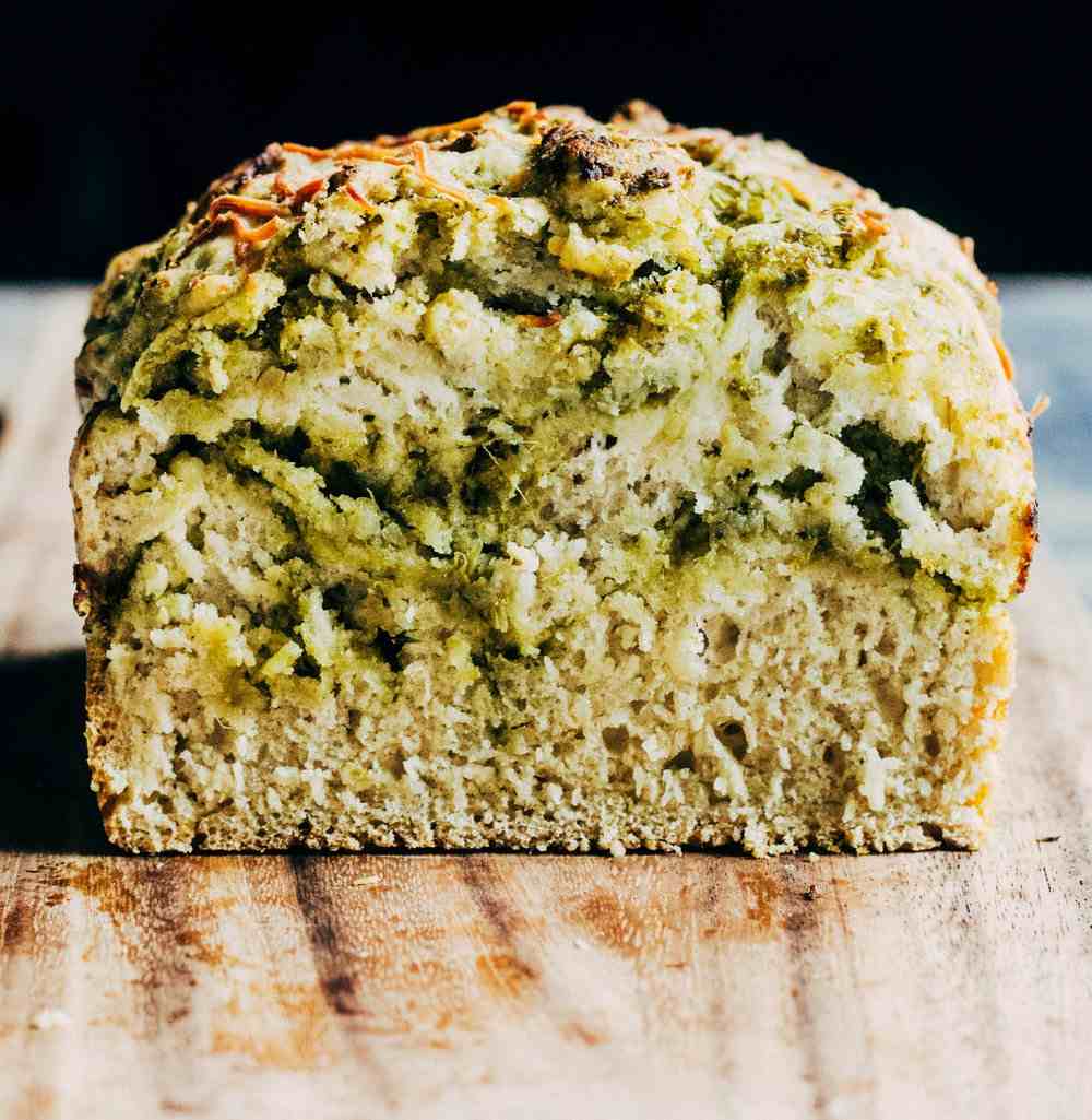 Pesto anwenden auf Brot oder im Brotteig