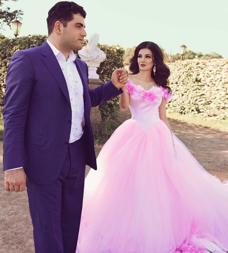 Pinkes Kleid und dunkelblauer Anzug für den Bräutigam