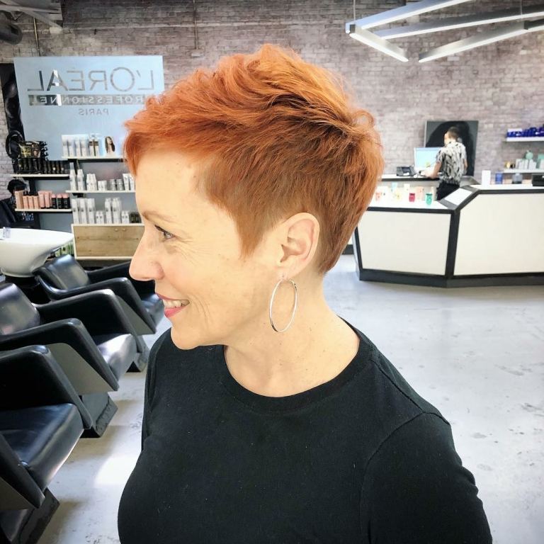 Pixie in roter Farbe mit Sidecut als Idee für das Haarstyling 2019