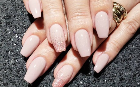 Powder Dip Nägel in Nude und Kupfer Squoval Nagelform