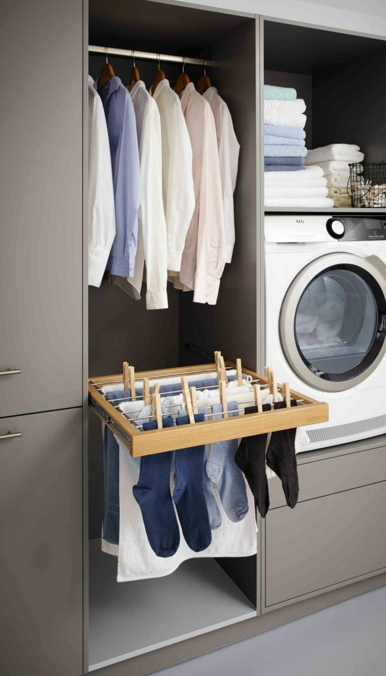 Praktischer ausklappbarer Wäscheständer zum Trocknen der Wäsche