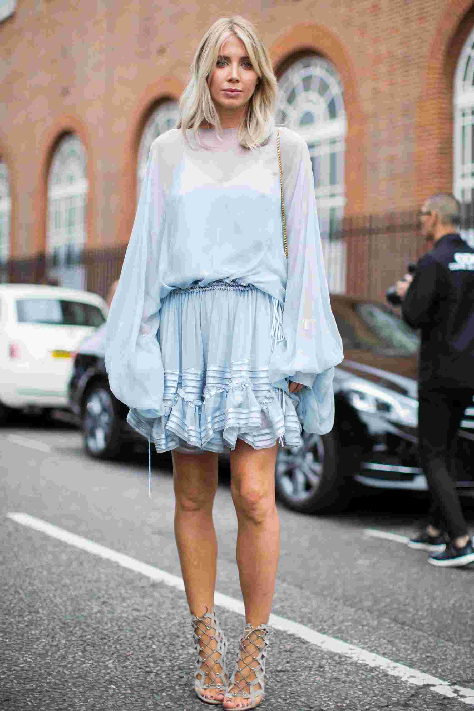 Puffärmel kombinieren Kleid Himmelblau Riemchen Sandaletten blonde Haare Modetrends Sommer