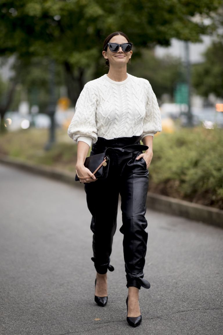Pullover Puffärmel kombinieren Lederhose schwarze Pumps Lederhandtasche Modetrends Winter