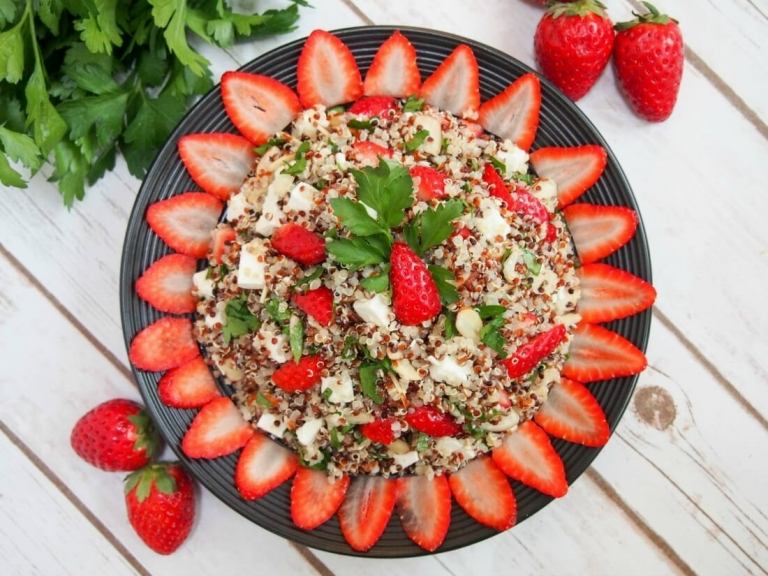 Quinoa Salat mit Erdbeeren als Rezept für den Sommer