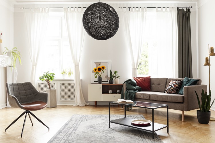 Retro Wohnzimmer Mid Century Modern Sofa Beleuchtung Sessel Sideboard Couchtisch weiß gestrichene Wände