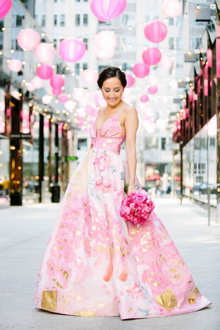 Rosa Brautkleid mit floralen Motiven und goldenen Akzenten