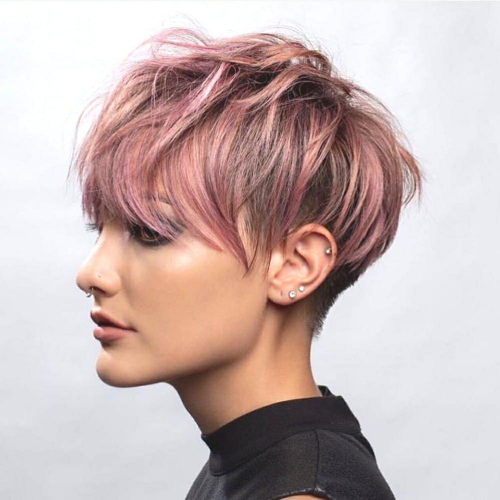 Rosa Farbe, langer Pixie-Haarschnitt und Undercut als Trendfrisur 2019