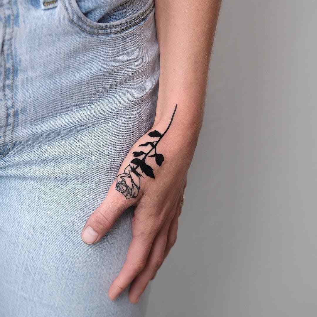 Rose Blumen Tattoo Hand klein schwarz weiss Tattoomotive Frauen