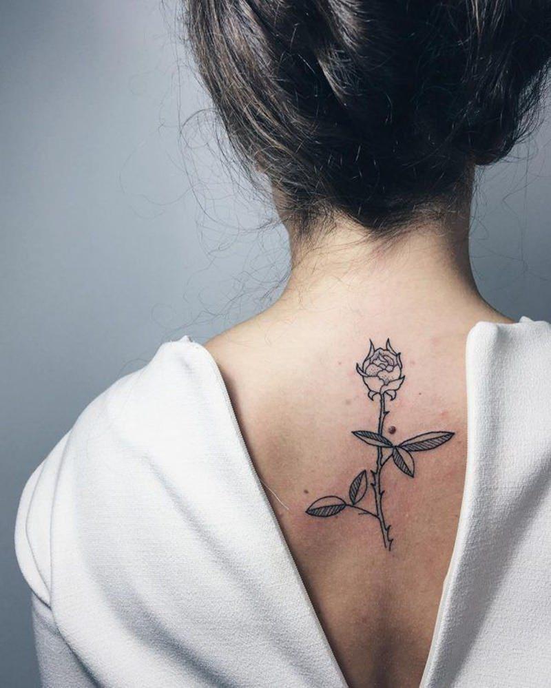 Rose Blumen Tattoo minimalistisches Tattoodesign Rückentattoo klein
