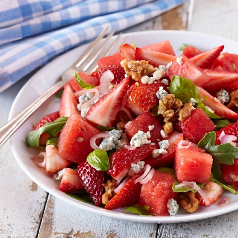 Salat mit Erdbeeren, Wassermelone, Rucola und Walnüssen