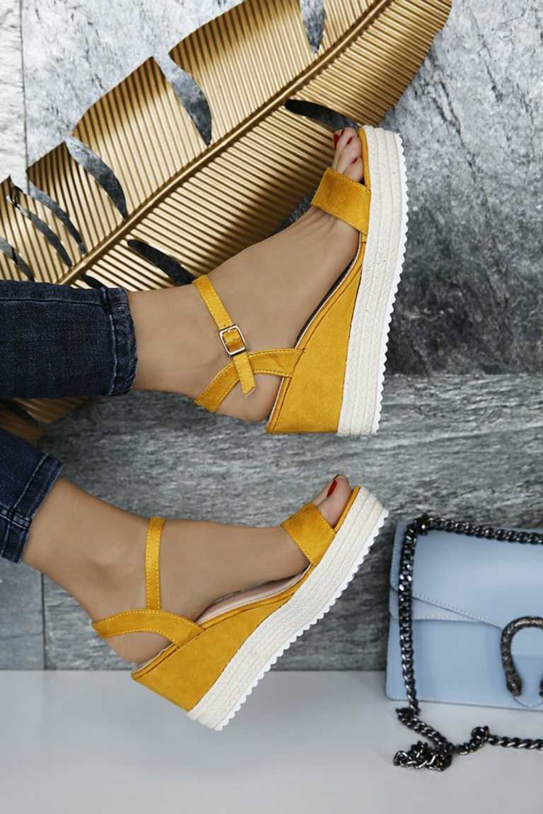 Sandalen mit Plateau im eleganten Goldgelb für trendige Sommeroutfits