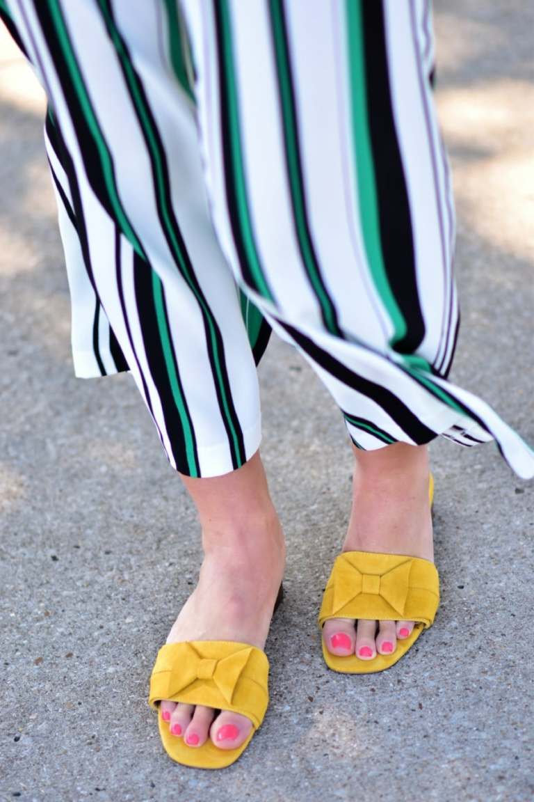 Sandalen und Latschen in gelber Farbe sind perfekt für den Sommer geeignet