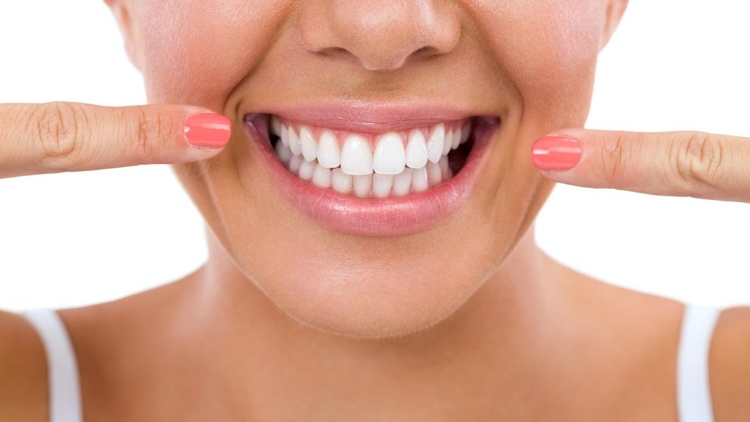 Schwarze Zahnpasta für weiße Zähne hilft nicht