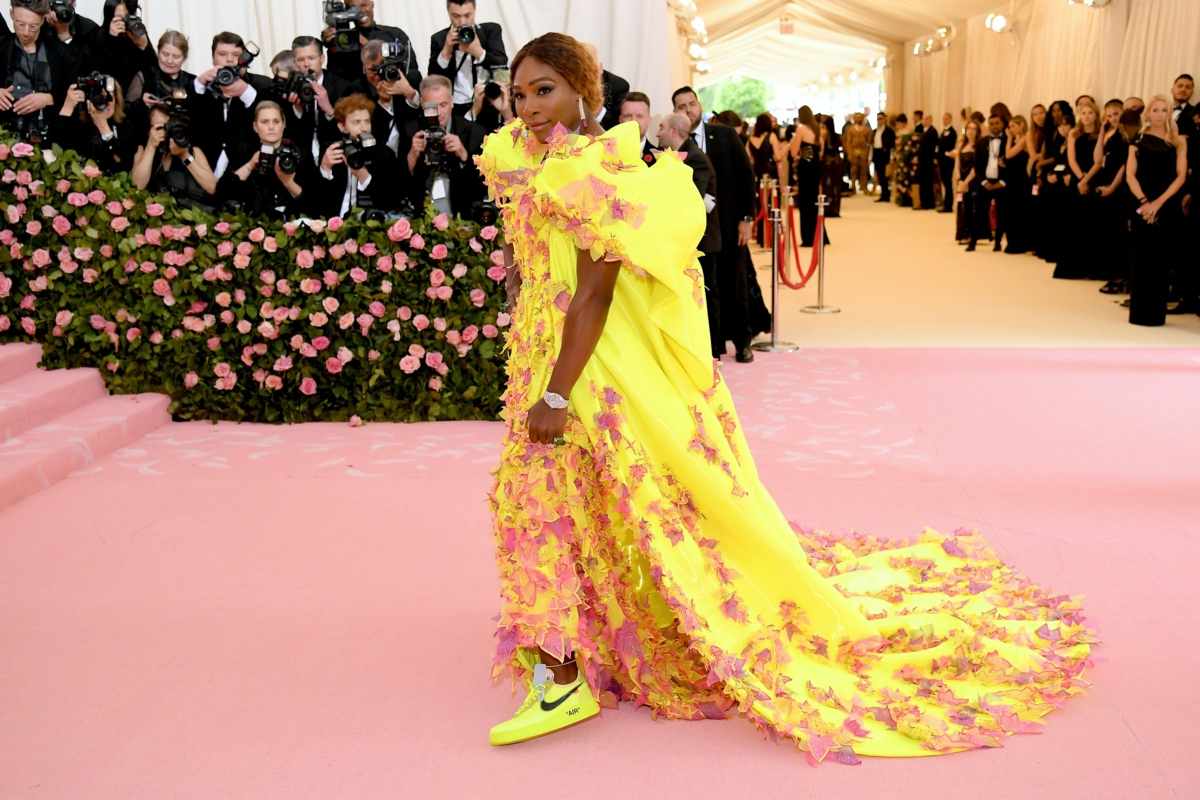 Serena Williams auf der Met Gala 2019 mit gelbem Kleid und gelben Sneakers von Nike