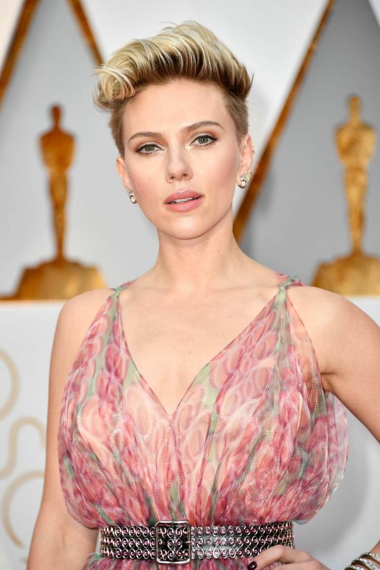 Sidecut mit femininer Retro-Tolle von Scarlett Johansson