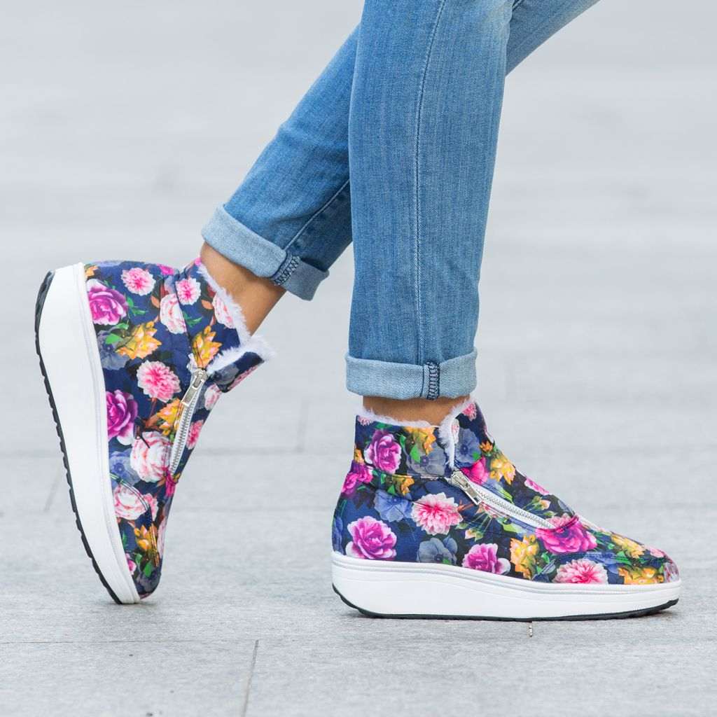 Sneakers mit Blumenmuster kombinieren Skinny Jeans hellblau Modetrends Damen