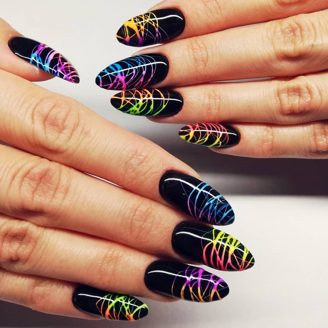 Spider Gel lange Nägel in Mandelform Neonfarben Trend Sommer 2019 Nageltrends