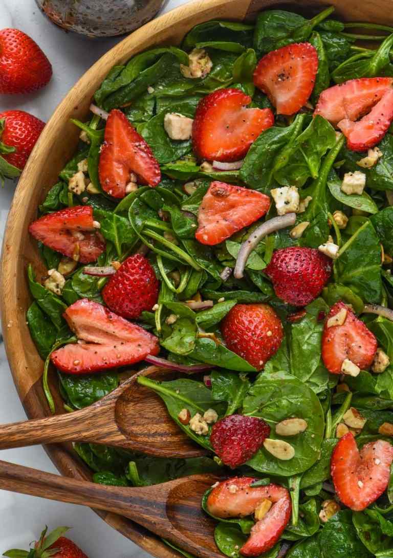Spinat-Erdbeer-Salat mit Nüssen als Sommerrezept