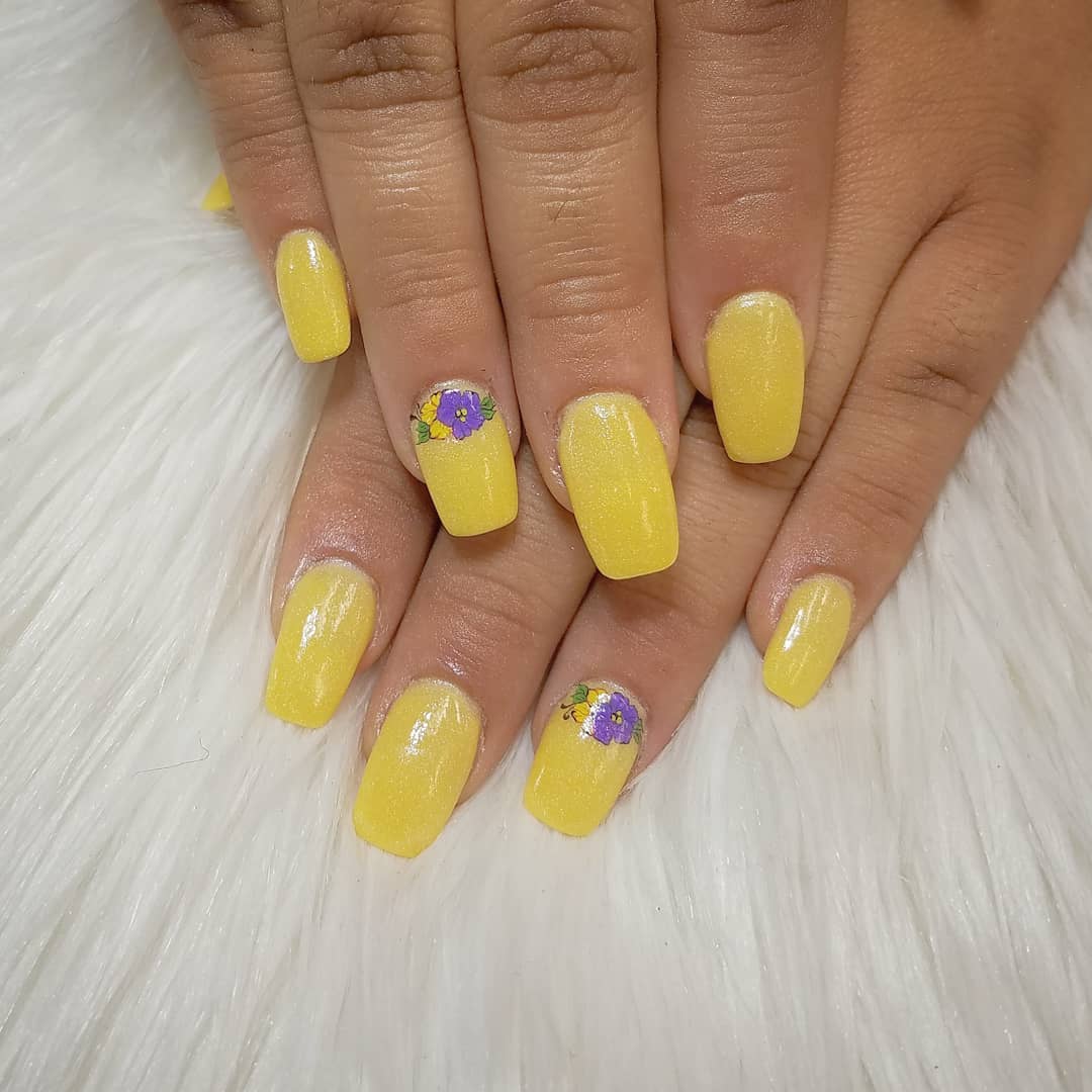 Squoval Nägel in Gelb mit Farbpuder gestaltet