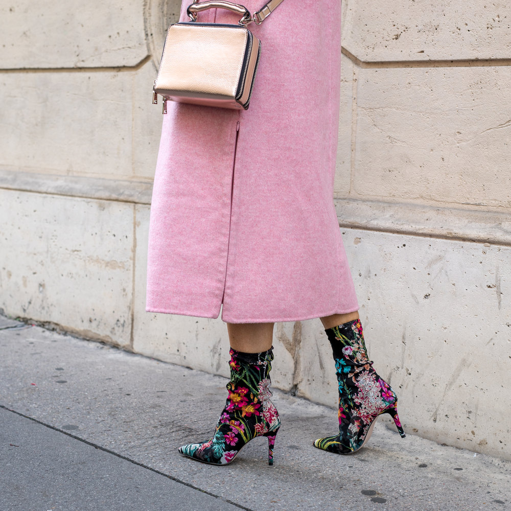 Stiefel mit Blumenmuster kombinieren Winter rosa Wollmantel lang goldene Handtasche Modetrends