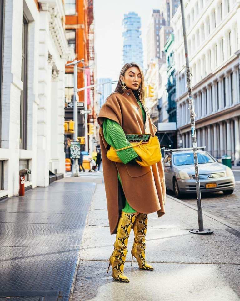 Stiefel mit gelbem Schlangenmuster, grünes Kleid und brauner Poncho