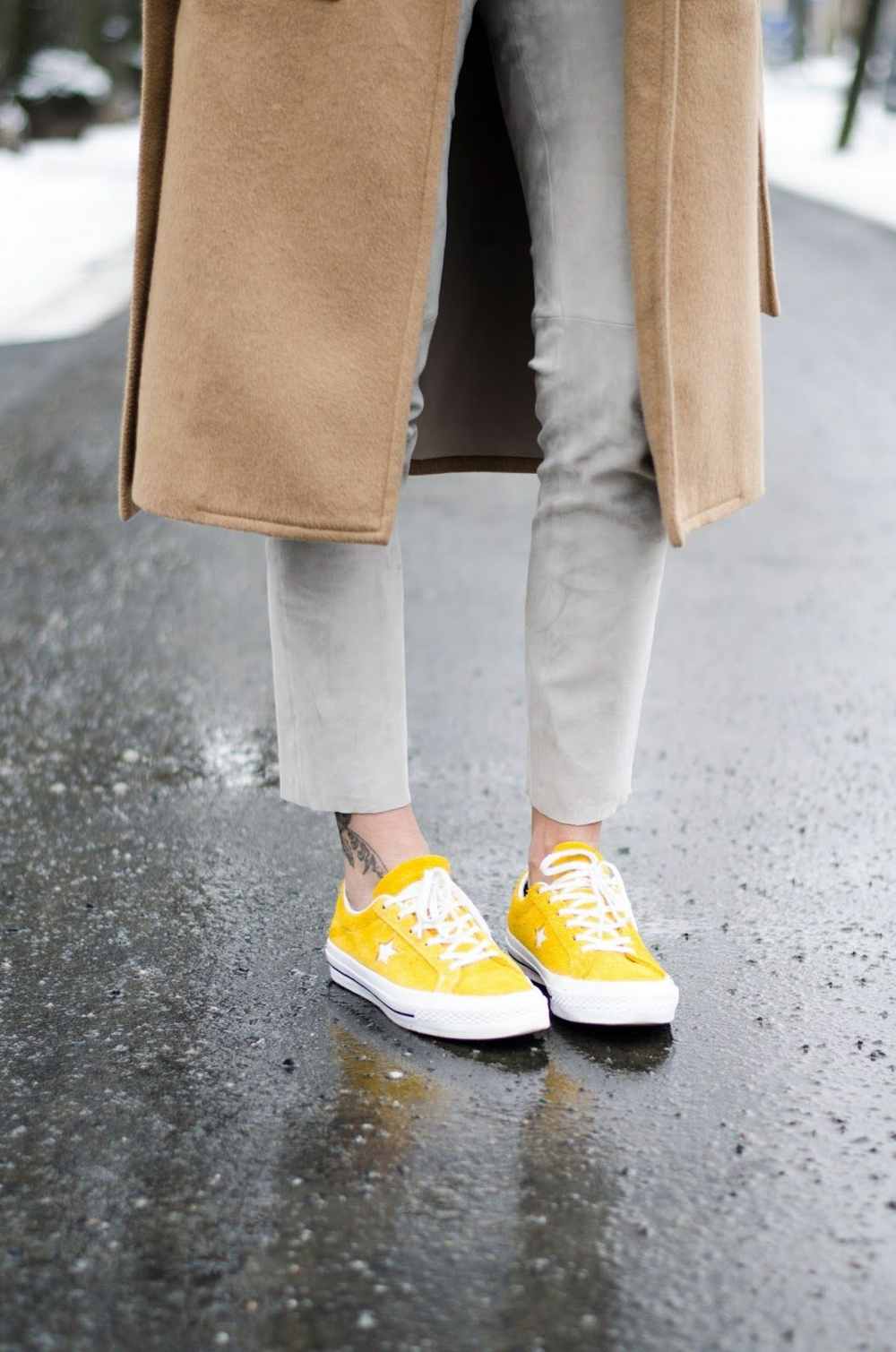 Stoffhose und Mantel mit gelben Schuhen kombinieren