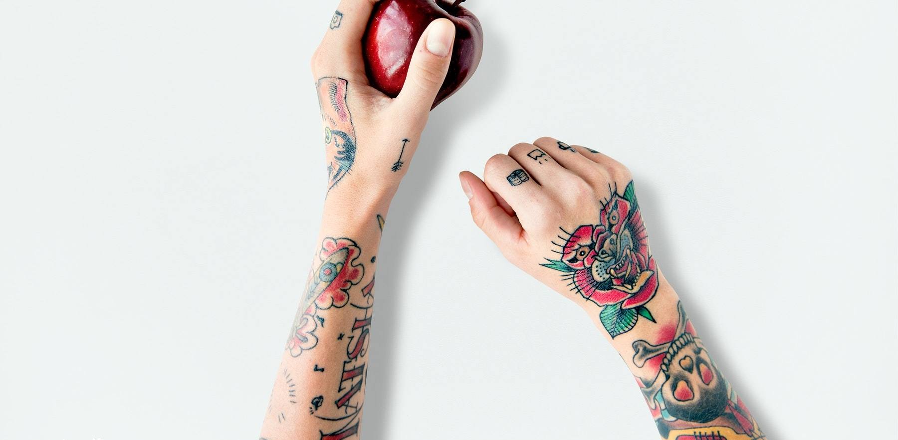 Tattoo entfernen Methoden Handtattoo Ideen rote Tinte Tattootrends