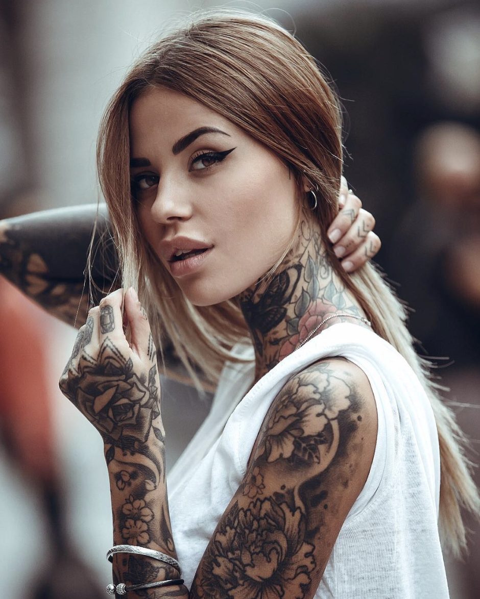 Tattoo entfernen Methoden Tattooentfernung Armtattoo Blumen blonde Haare