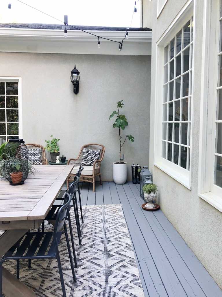 Terrasse skandinavisch gestalten mit Outdoor-Teppich mit nordischem Muster