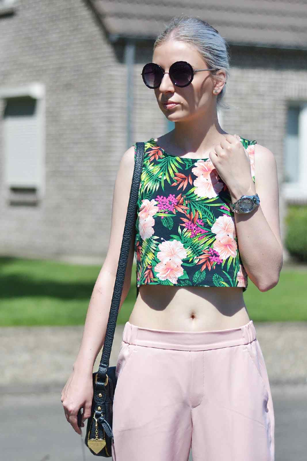 Top mit Blumenmuster kombinieren weite Hose runde Sonnenbrille Modetrends Sommer Damen