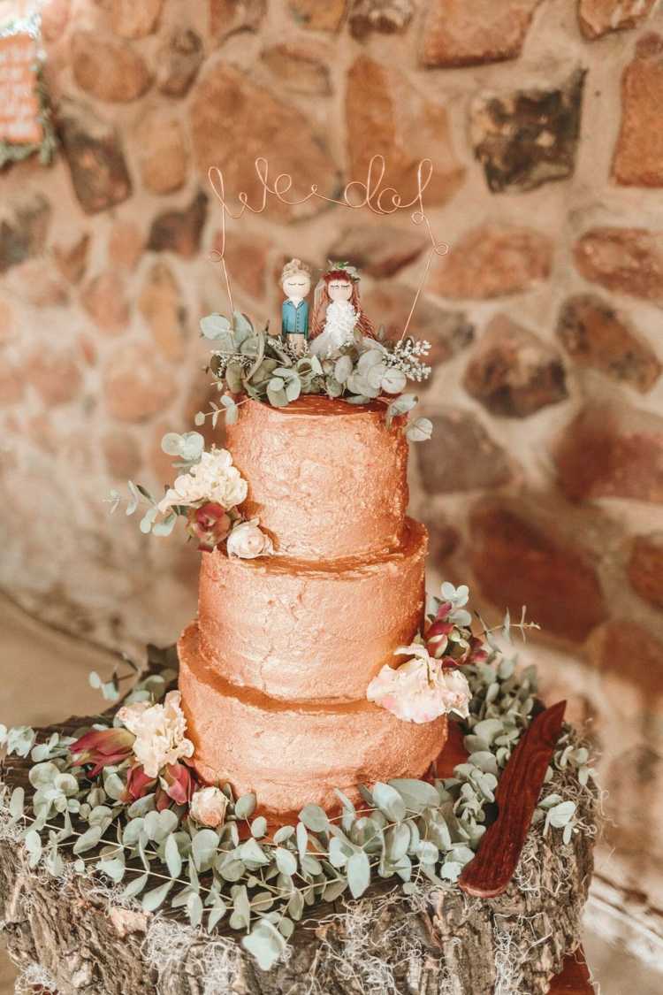 Torte für die Hochzeit in Roségold und Vintage-Stil mit Tortenfigur