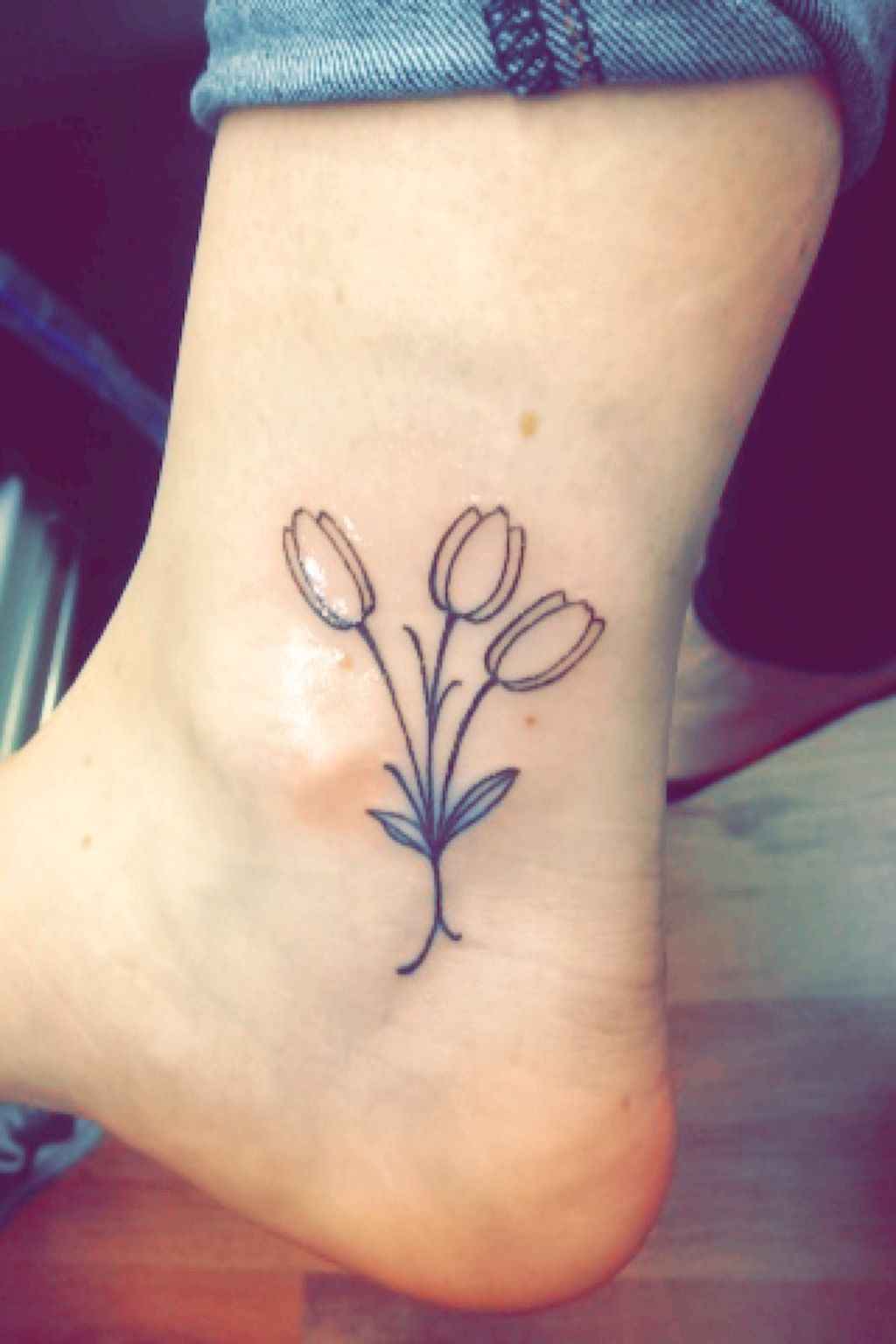 Tulpen Blumen Tattoo Fuß Tattoo Designs minimalistisch Frauen