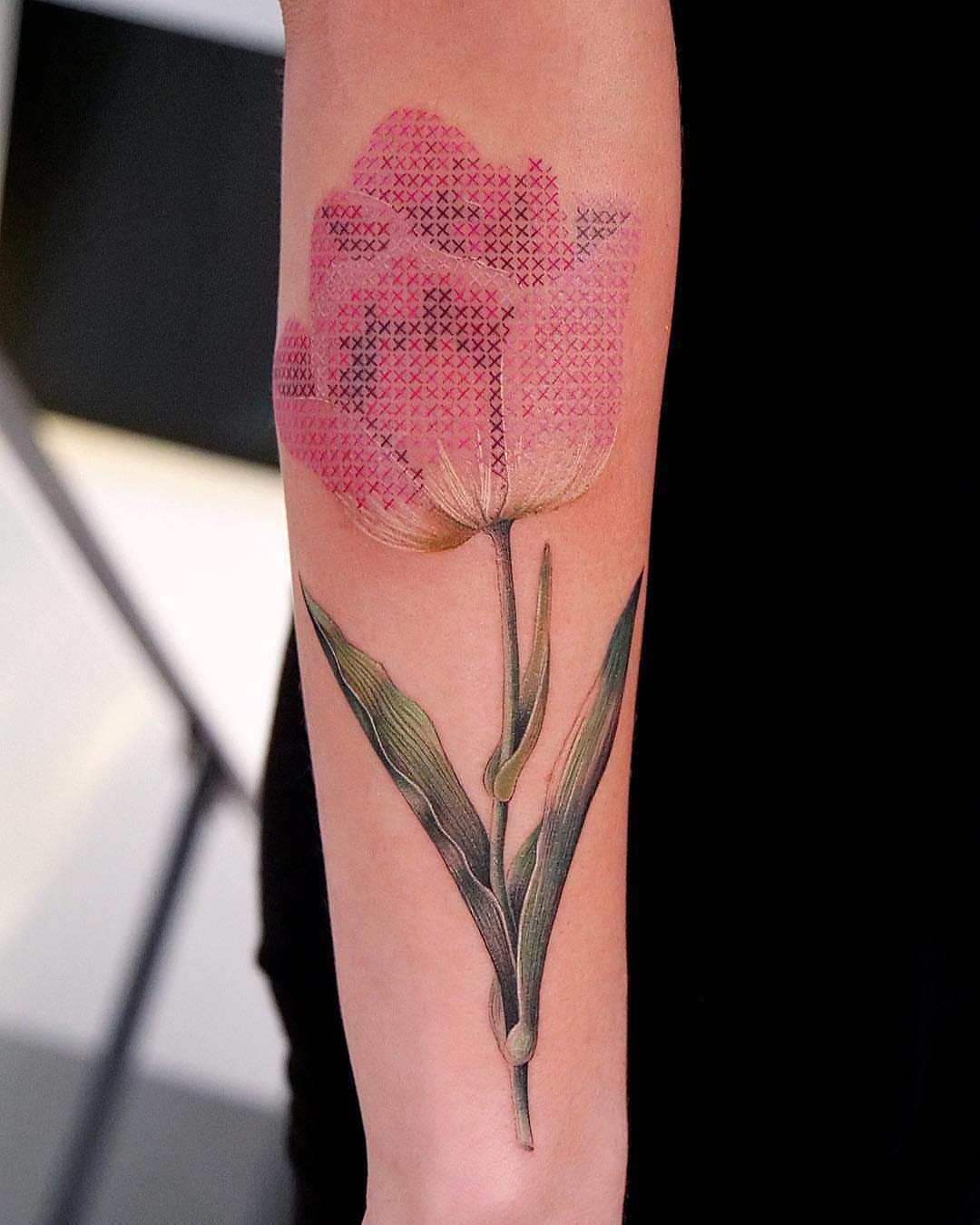 Tulpen Blumen Tattoo Unterarm Kreuzstich Tattootrend