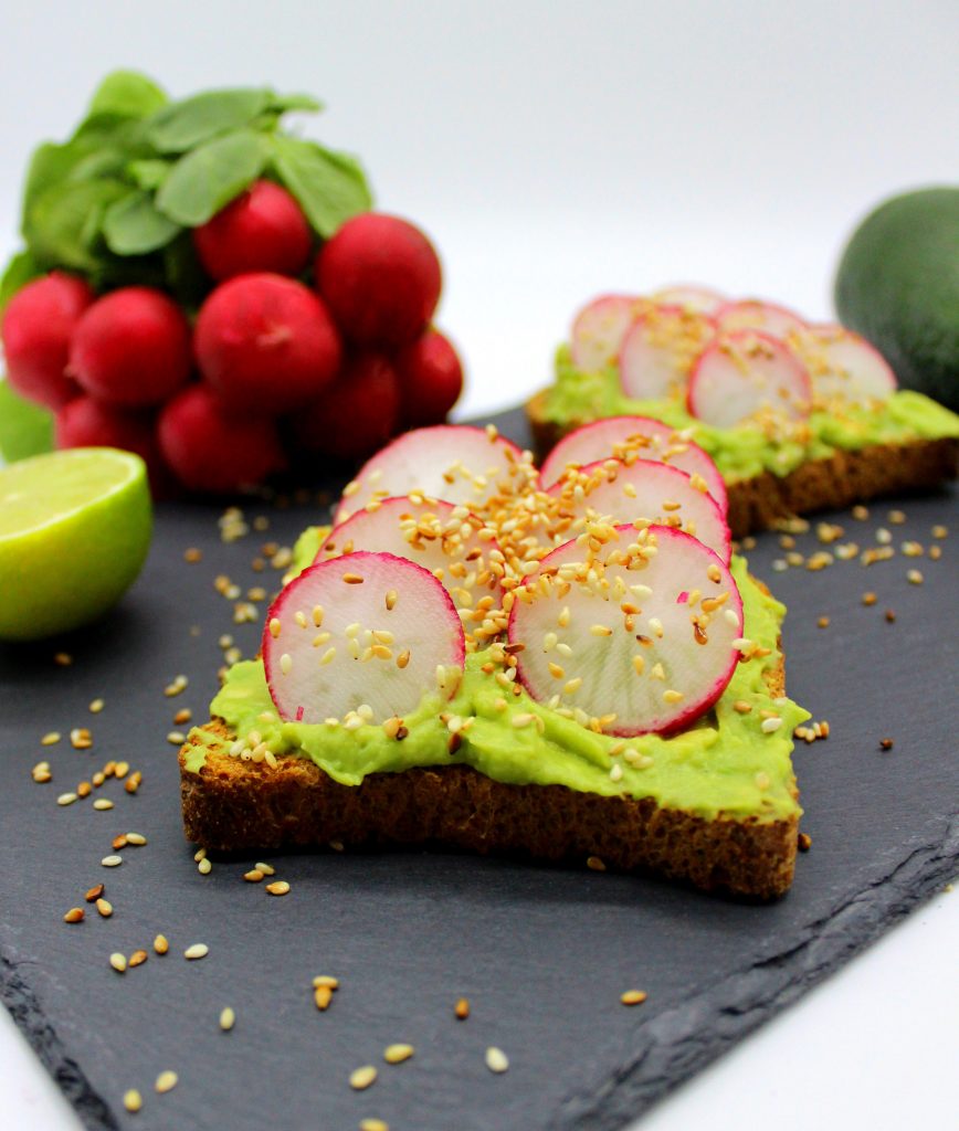 Vegane Frühstücksrezepte Avocado Toast vegan Herzhaft Radieschen Rezepte gesund