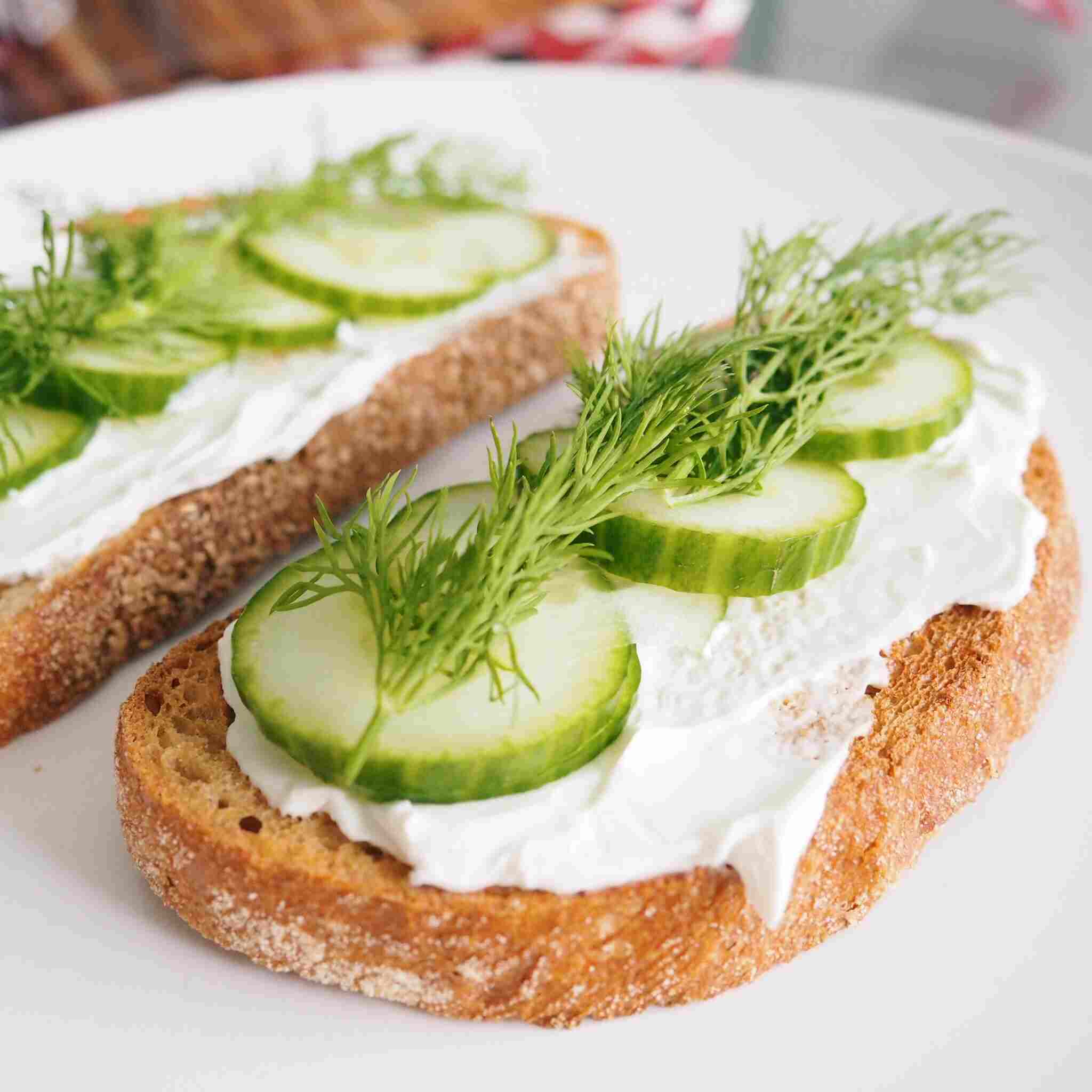 Vegane Frühstücksrezepte Brotaufstrich vegan Senf Dip Gurken Vollkornbrot gesund