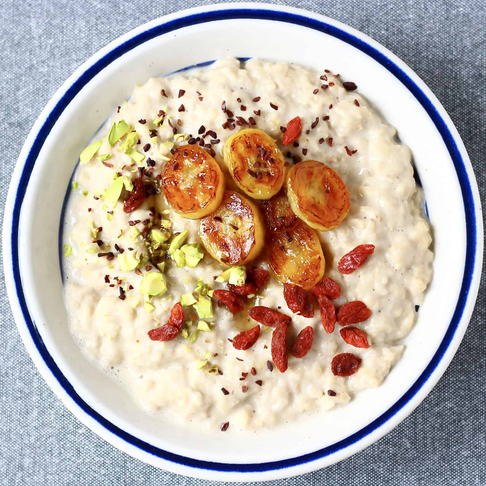 Vegane Frühstücksrezepte Goji Berry Banane Porridge Vanille vegan Pistazien