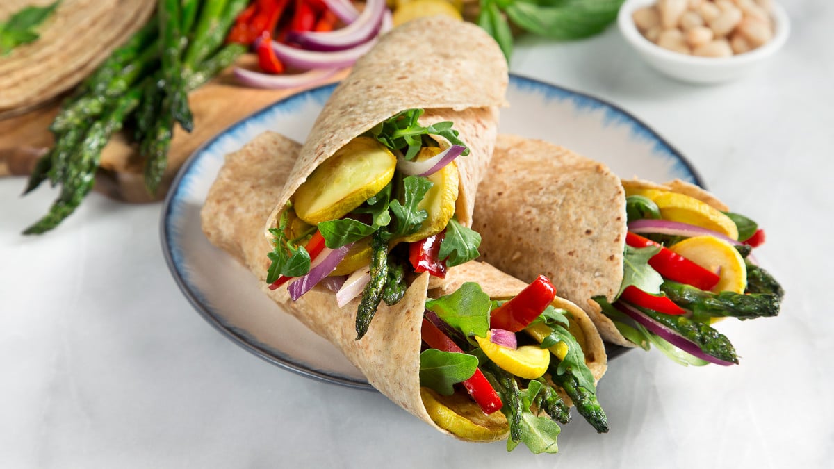 Vegane Frühstücksrezepte Hummus Paprika Wrap Spargel kochen gesund abnehmen