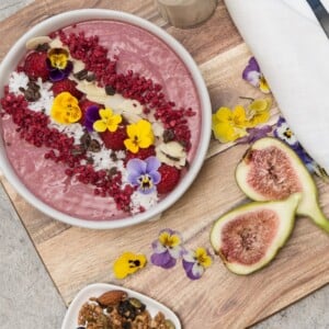 Vegane Frühstücksrezepte Smoothie Bowl Mandelmilch Beeren Feigen Gojibeeren gesund