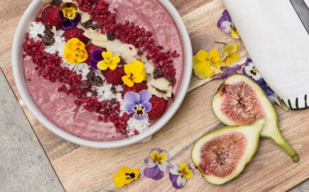 Vegane Frühstücksrezepte Smoothie Bowl Mandelmilch Beeren Feigen Gojibeeren gesund