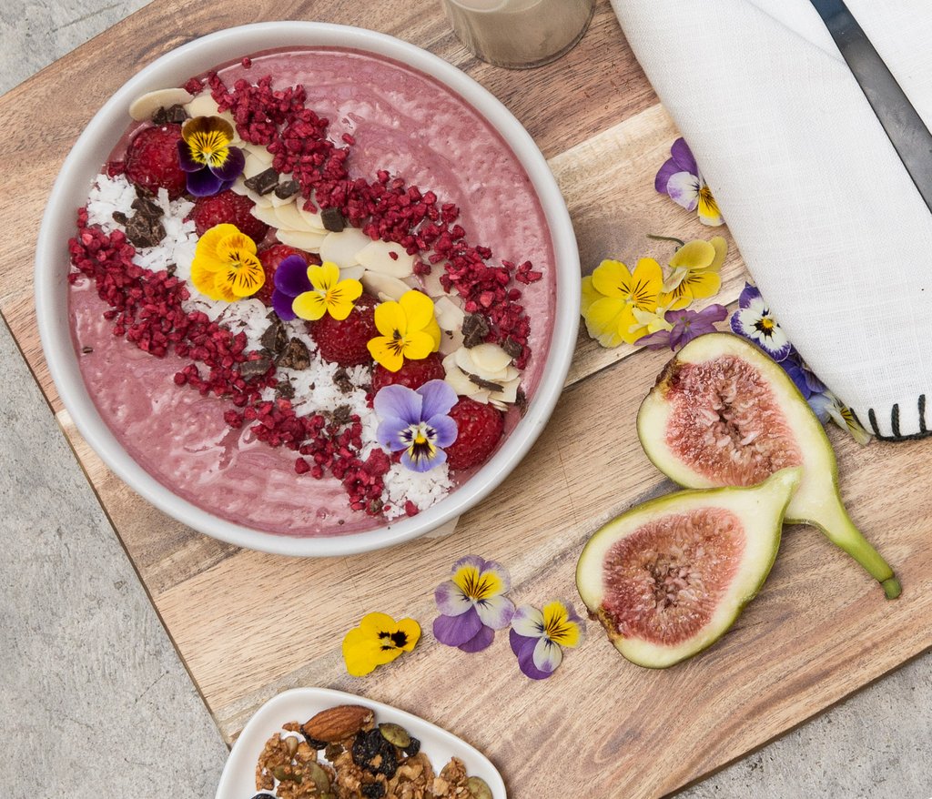 Vegane Frühstücksrezepte Smoothie Bowl Mandelmilch Beeren Feigen Gojibeeren gesund